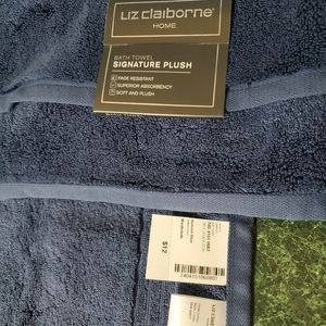 Liz Claiborne 2 bath towels & 2 washcloths in blue